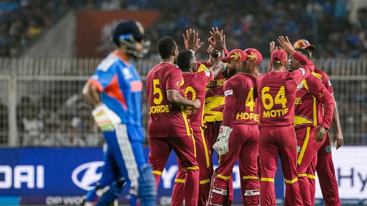 एकूण 2 वेळा आयसीसी टी 20i वर्ल्ड कप जिंकणाऱ्या वेस्ट इंडिजचं स्पर्धेच्या 10 व्या पर्वातील आव्हान संपुष्टात आलं आहे. टीम इंडियाने रविवारी 1 मार्च रोजी विंडीजला पराभूत केलं. विंडीजचा हा सुपर 8 फेरीतील एकूण आणि सलग दुसरा पराभव ठरला. विंडीजचं पराभवामुळे सेमी फायनलचं स्वप्न भंगलं (Photo Credit : PTI)
