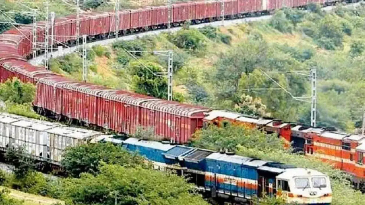 तिची प्रचंड लांबी आणि मोठी वहन क्षमता यामुळे ती देशभरात चर्चेचा विषय ठरली. ही मालगाडी कोळसा वाहतूक करण्यासाठी वापरली जाते. या प्रवासात ही ट्रेन सुमारे 27,000 टन कोळसा वाहून नेते. हा प्रवास पूर्ण करण्यासाठी साधारण 11 तास 20 मिनिटे लागतात.