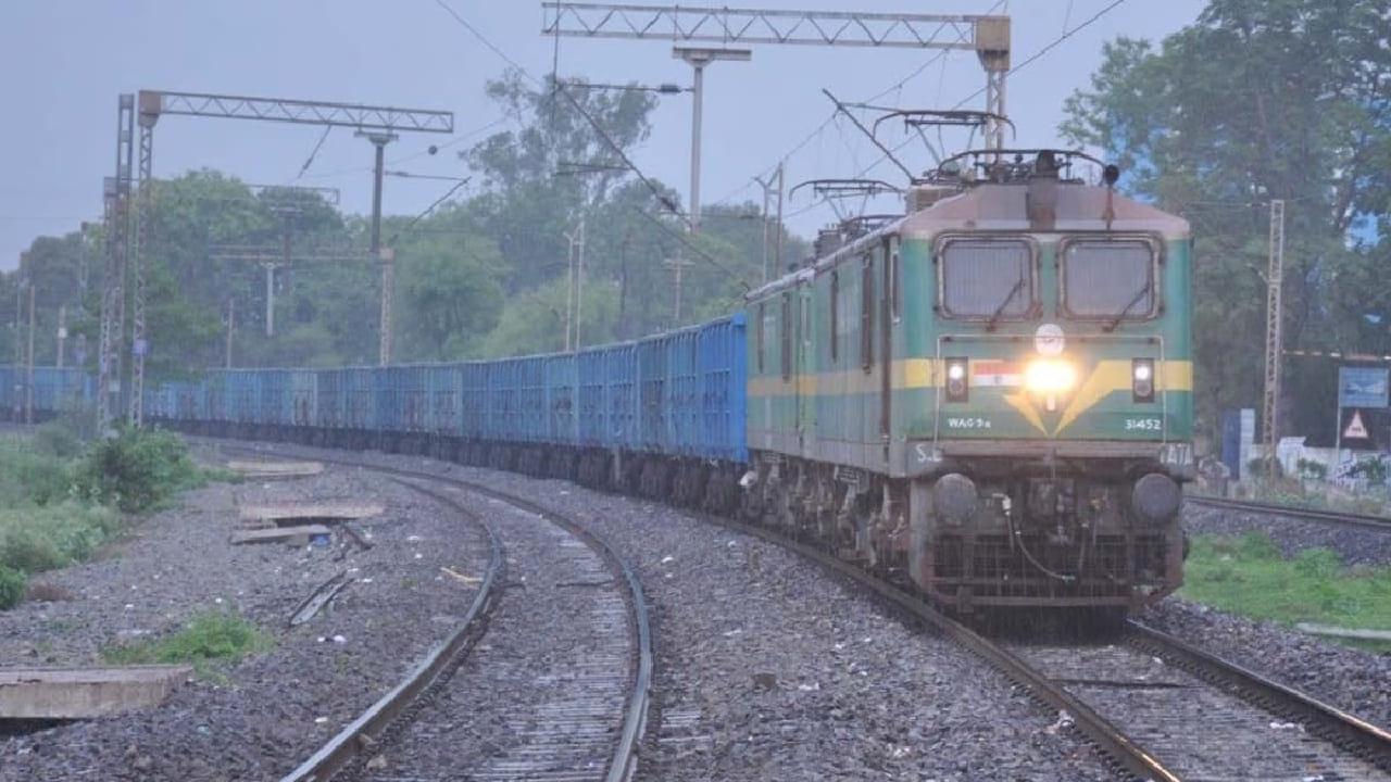 सुपर वासुकी ही आतापर्यंतची भारतीय रेल्वेची सर्वात लांब मालगाडी मानली जाते. या ट्रेनची लांबी सुमारे 3.5 किलोमीटर आहे आणि यात एकूण 295 डबे जोडलेले आहेत. इतकी मोठी ट्रेन चालवण्यासाठी 6 इंजिन वापरले जातात. ही ट्रेन एखाद्या स्टेशनमधून जाताना संपूर्ण स्टेशन पार करण्यासाठी जवळपास 4 मिनिटे लागतात.