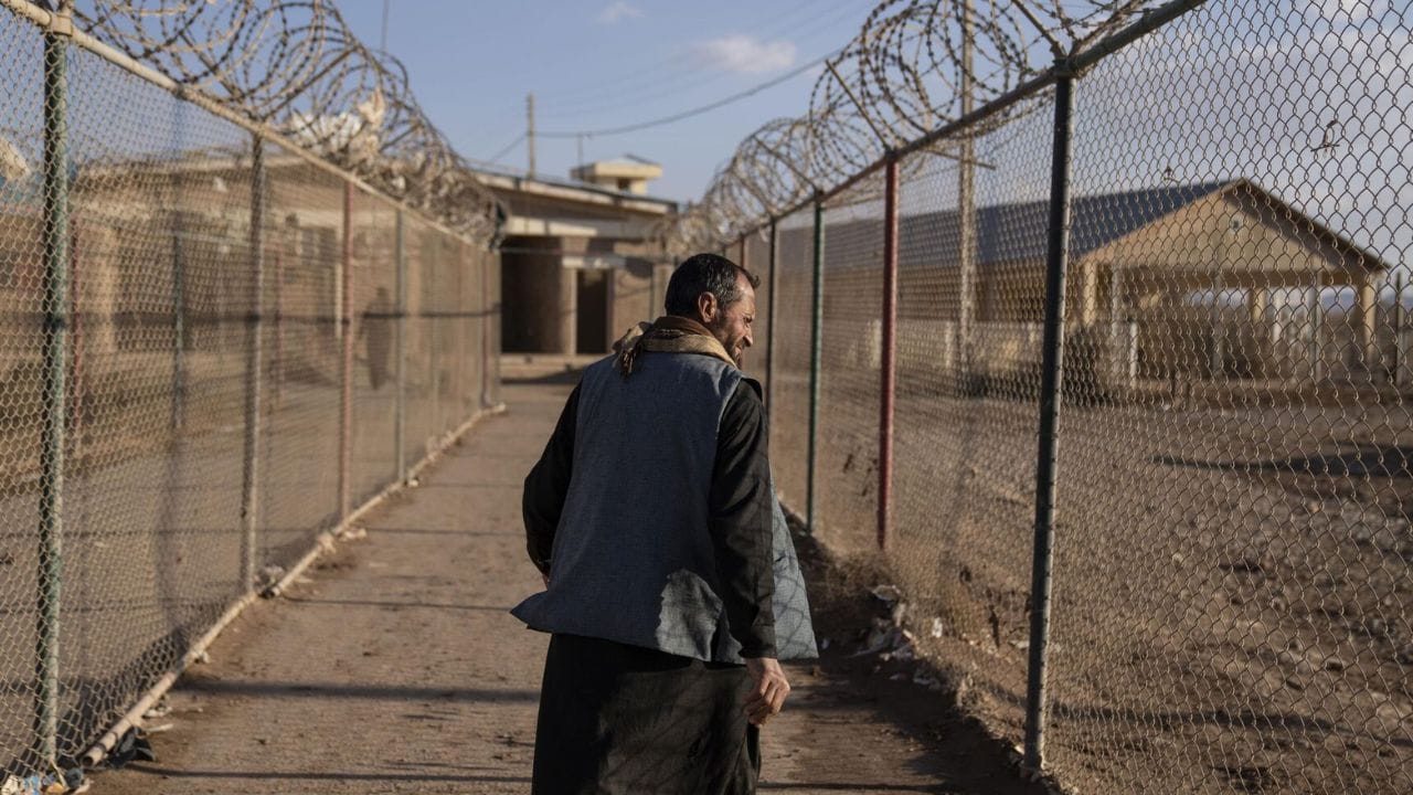 भारतापासून इराण किती दूर आहे? : भारताची राजधानी दिल्ली ते इराणची राजधानी तेहरान यांच्यातील हवाई अंतर सुमारे 2500 ते 2700 किलोमीटर आहे. हे अंतर विमानाने सुमारे 3 ते 4 तासांत पार करता येते.