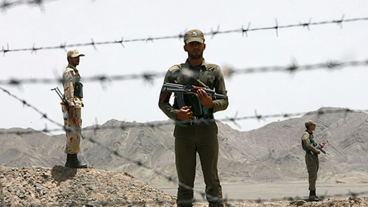 इराण कोणत्या देशांनी वेढलेला आहे? : इराणच्या सीमा एकूण सात देशांशी जोडलेल्या आहेत. इराक, तुर्की, अझरबैजान, आर्मेनिया, तुर्कमेनिस्तान, अफगाणिस्तान आणि पाकिस्तान.