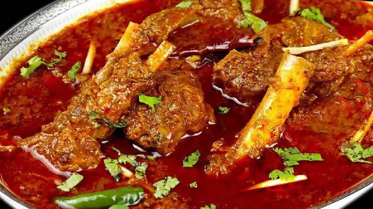 गोमांसाचा मर्यादित वापर: गोमांसाचा वापर केला जातो, परंतु तो मेंढीच्या मांसाच्या तुलनेत कमी असतो. प्रामुख्याने 'खोरेश्त' (Khoresht) नावाच्या लोकप्रिय स्ट्यू प्रकारच्या डिशेसमध्ये गोमांसाचा वापर अधिक आढळतो.