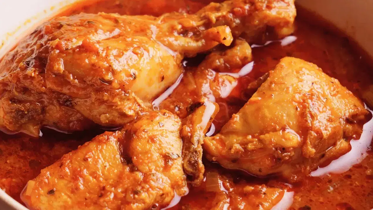 चिकन: मेंढीच्या मांसाखालोखाल चिकनचा वापर मोठ्या प्रमाणावर केला जातो. हे सहज उपलब्ध आणि तुलनेने स्वस्त असल्याने सर्वसामान्यांच्या रोजच्या जेवणात याचा समावेश असतो.