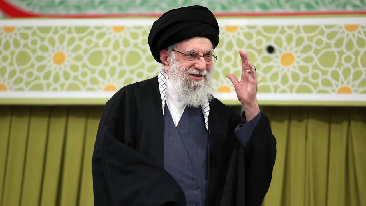 खामेनेईनंतर इराणचा सुप्रीम लीडर कोण? 3 नावे सर्वात आघाडीवर; कशी होते निवड? खामेनेईनंतर इराणचा सुप्रीम लीडर कोण? 3 नावे सर्वात आघाडीवर; कशी होते निवड?