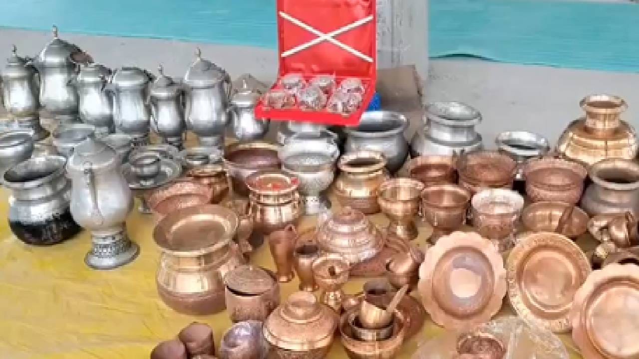 Iran War Update : इराणच्या मदतीसाठी भारतातील या भागातील लोकांकडून दागिने, तांबा-पितळेची भांडी, पैशांचं भरभरुन दान Iran War Update : इराणच्या मदतीसाठी भारतातील या भागातील लोकांकडून दागिने, तांबा-पितळेची भांडी, पैशांचं भरभरुन दान