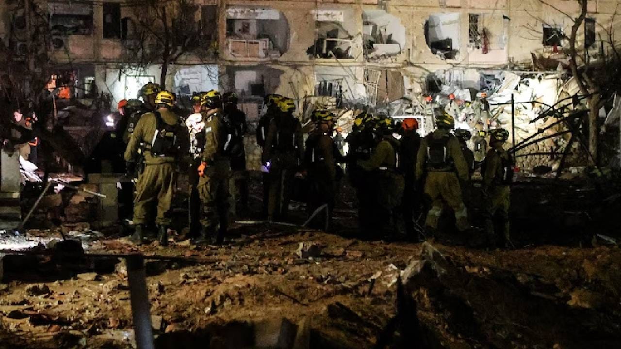 जगाचे वाढले टेन्शन, इराणने उचलले धक्कादायक पाऊल, थेट इस्त्रायलच्या... जगाचे वाढले टेन्शन, इराणने उचलले धक्कादायक पाऊल, थेट इस्त्रायलच्या...