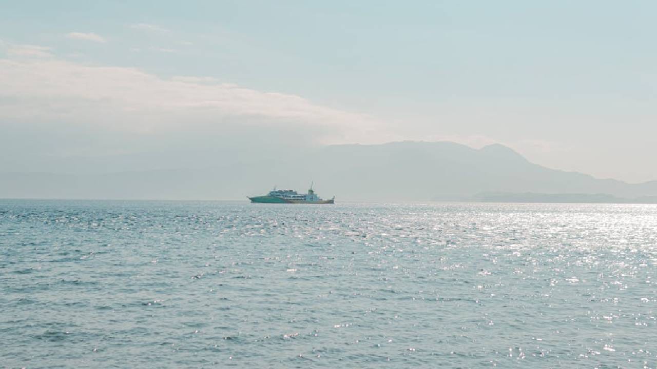 इराणचा जहाजावर मोठा हल्ला, जगात खळबळ, तब्बल इतक्या भारतीयांचा मृत्यु... इराणचा जहाजावर मोठा हल्ला, जगात खळबळ, तब्बल इतक्या भारतीयांचा मृत्यु...