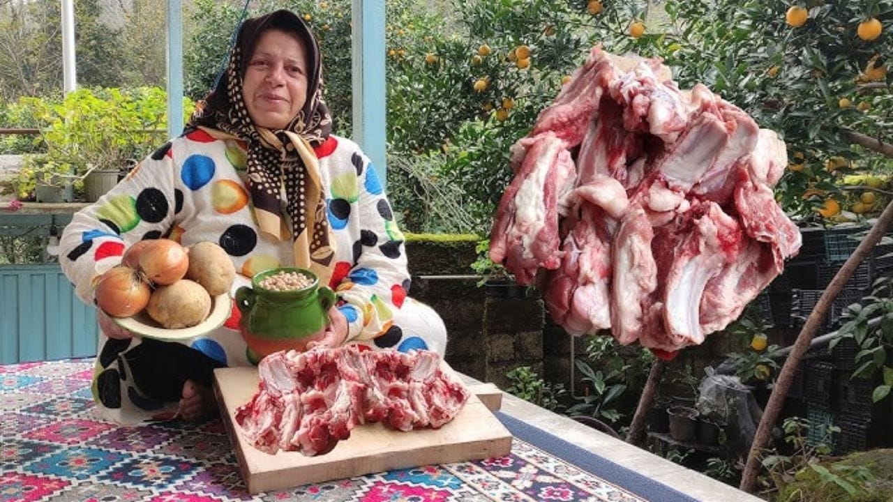  वास्तविक इराणमध्ये बदकाचे मांस जास्त खाल्ले जाते. येथे बदकाचे मांसाला खूप मागणी आहे. चिकन सारखेच येथे बदकाचे मांस चवीने खाल्ले जाते. डक मीटचे अनेक पदार्थ तयार करुन येथे मोठ्या चवीने खाल्ले जातात. एका अहवालानुसार इराणमध्ये सर्वाधिक लोक चिकनचे मांस खाणे पसंद करतात. 