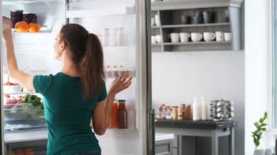 उन्हाळा सुरू होताच अशा प्रकारे करा फ्रिजचा वापर, थंडवा वाढवून वीजेचीही होईल बचत