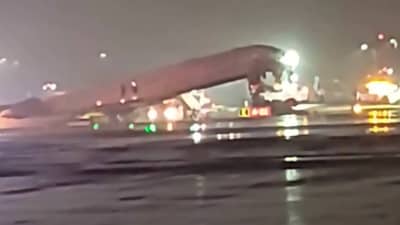 इराणसोबत युद्ध सुरू असतानाच अमेरिकेत हाहाकार, थेट विमाने रद्द, न्यूयॉर्कच्या...