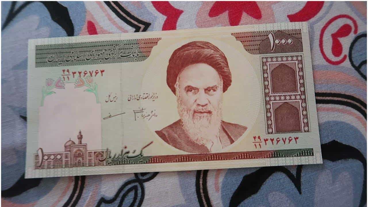 Iranian Rial: कालपर्यंत इराण अमेरिकेला चांगलाच नडणार असे वाटत होते. पण त्यांचे सर्वोच्च नेते अयातुल्ला खोमेनी ठार झाल्याने इराण अजून किती दिवस युद्धाचे ओझे सोसणार हा खरा प्रश्न आहे. गेल्या काही दिवसात इराणच्या चलनाचे मूल्य घसरले आहे. आता 100 रुपयांमध्ये इराणमध्ये काय काय विकत घेता येईल?