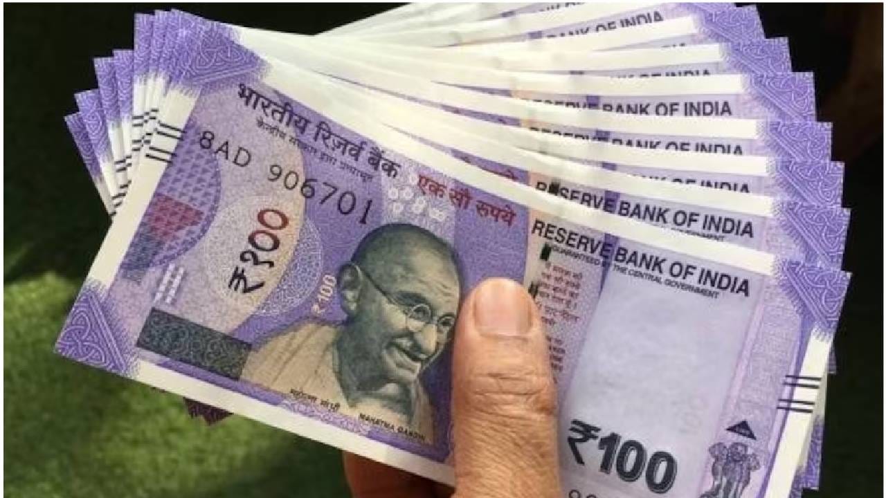 इराणमध्ये 1 लिटर दूध 5,00,000 रियाल म्हणजे  भारतीय रुपयात 35 रुपये लिटर आहे. 1 डझन अंडी 7,00,000 ते 8,00,000 रियाल म्हणजे 50 ते 55 रुपये इतकी आहे. तर एक पाव 1,50,000 रियाल म्हणजे 10 रुपयांमध्ये मिळतो. म्हणजे शंभर रुपयात तीन वस्तू तिथं खरेदी करता येतात. तर एक लिटर पेट्रोल हे 10 रुपयांच्या आत आहे.