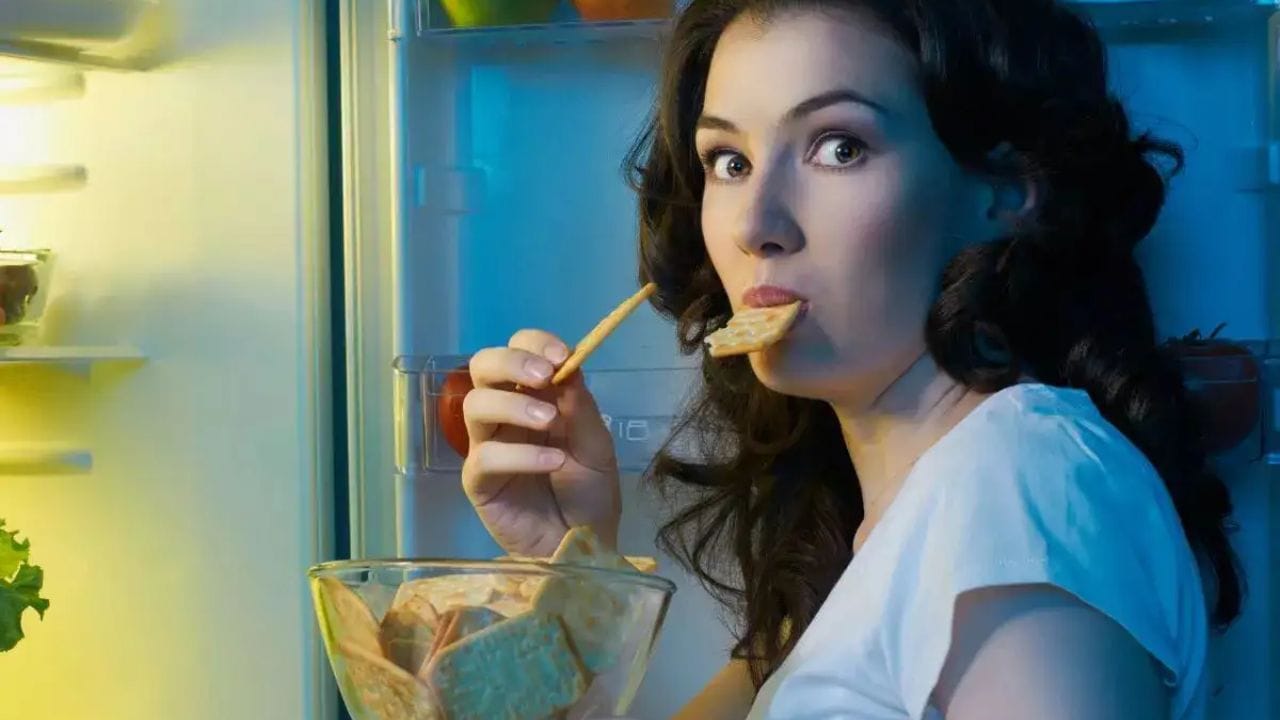 दिल्ली एमसीडीचे डॉ.अजय कुमार यांनी सांगितले की रात्री उशीरा जेवल्याने आरोग्य समस्यांची जोखीम वाढते.झोपण्याआधी जेवल्याने जेवण पचायला वेळ मिळत नाही. त्यामुळे पचन समस्येतील एसिडीटी, गॅस, अपचन होऊ शकते. दीर्घकाळ या सवयीने वजन वाढणे आणि लठ्ठपणाचा धोका वाढू शकतो.