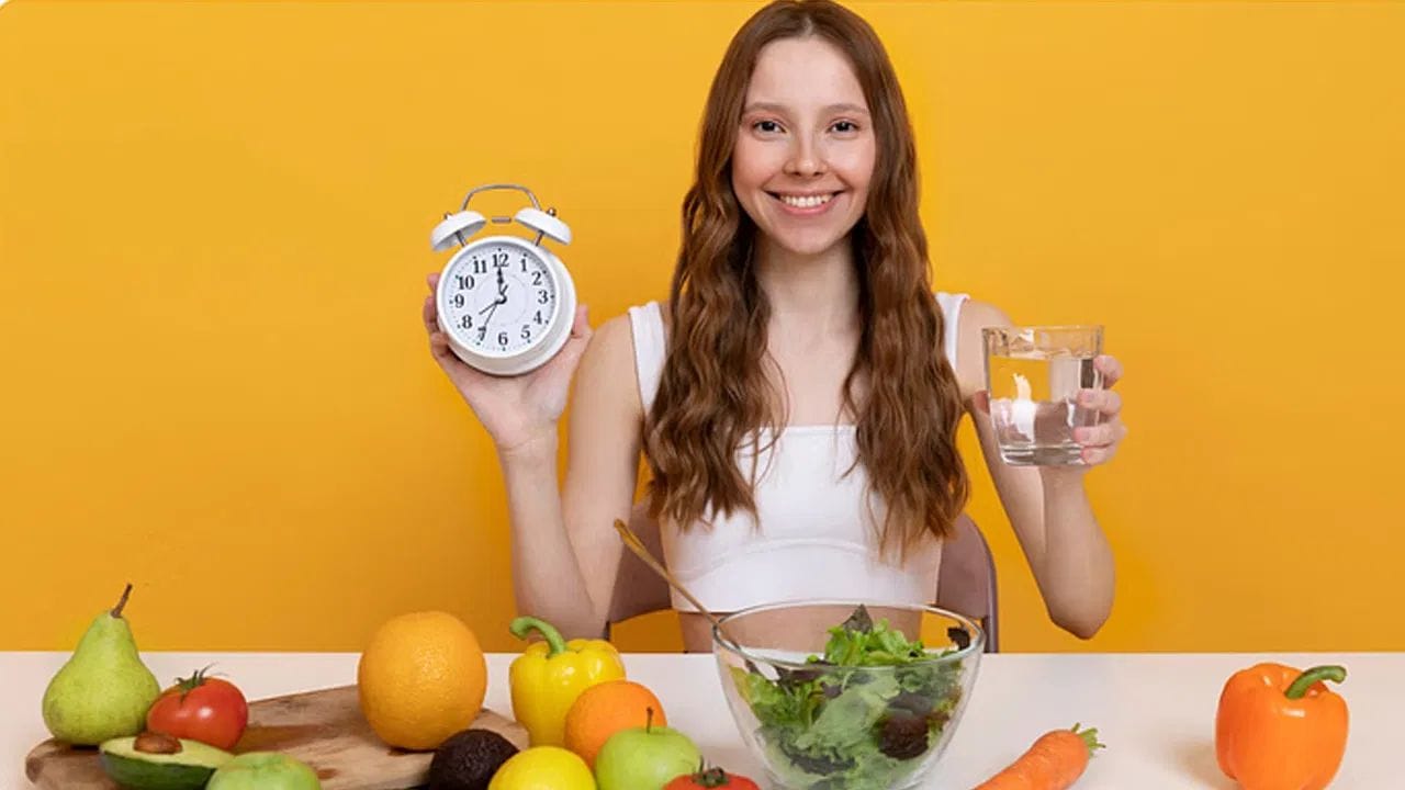 लठ्ठपणामुळे पुढे हार्ट डिसिज, हाय ब्लड प्रेशर आणि डायबिटीज सारख्या आजाराची जोखीम वाढते. रात्री उशीरा तेलकट आणि तिखट पदार्थ खाल्ल्याने शरीरात कॅलरी जास्त जमते. कारण रात्री शरीराची एनर्जी खर्च करण्याची क्षमता कमी होते. तसेच या सवयीने झोपेची गुणवत्ता प्रभावित होऊ शकते. अपुऱ्या झोपेमुळे हॉर्मोन संतुलनवर परिणाम होऊ शकते. त्यामुळे हळूहळू अनेक आरोग्य समस्या निर्माण होऊ शकतात.