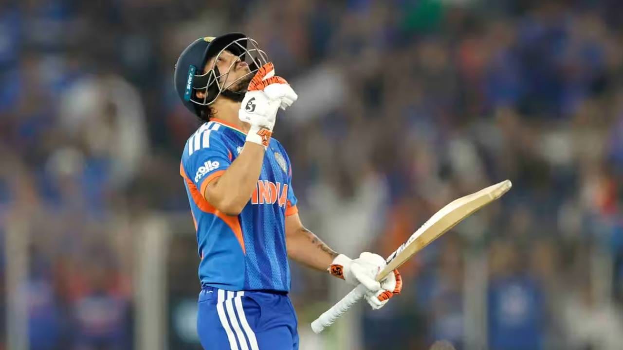 वनडे वर्ल्डकप स्पर्धेसाठी तिसऱ्या सलामीचा राखीव खेळाडू म्हणून यशस्वी जयस्वाल आणि इशान किशन यांच्यात थेट लढत आहे. त्यातही इशान किशन भारी पडेल असं दिसत आहे. कारण त्याने 24 वनडे सामन्यात 42.4 च्या सरासरीने 933 धावा केल्या आहेत. तसेच 102.19 चा स्ट्राईक रेट आहे. यात 7 अर्धशतकं आणि एका द्विशतकाचा समावेश आहे.  (Photo- BCCI)