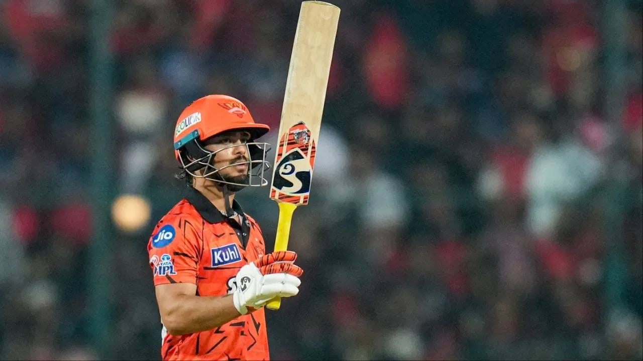 इशान किशनने आरसीबीविरुद्ध 80 धावांची खेळी करत आयपीएलमध्ये 3 हजार धावांचा टप्पा गाठला आहे. त्याने 120 सामन्यातील 113 डावात 3078 धावा केल्या. आयपीएलमध्ये कमी चेंडूत 3 हजार धावा पूर्ण करणारा सहावा भारतीय आणि चौथा विकेटकीपर ठरला आहे. (Photo- PTI)