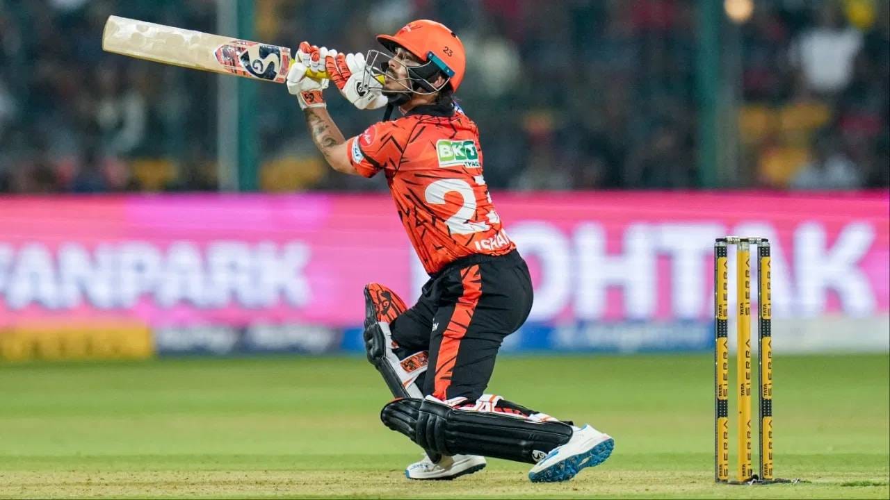 आरसीबीविरुद्धच्या पहिल्या सामन्यात सनरायझर्स हैदराबादचा कर्णधार इशान किशनची बॅट चांगलीच तळपली. त्याने फक्त 38 चेंडूत 80 धावा केल्या. पण इतकी चांगली खेळी करूनही हैदराबादचा पराभव झाला. गोलंदाजीत हैदराबादचा संघ एकदम सुमार राहिला. असं असताना इशान किशनच्या नावावर एक विक्रम नोंदवला गेला आहे. (Photo- PTI)