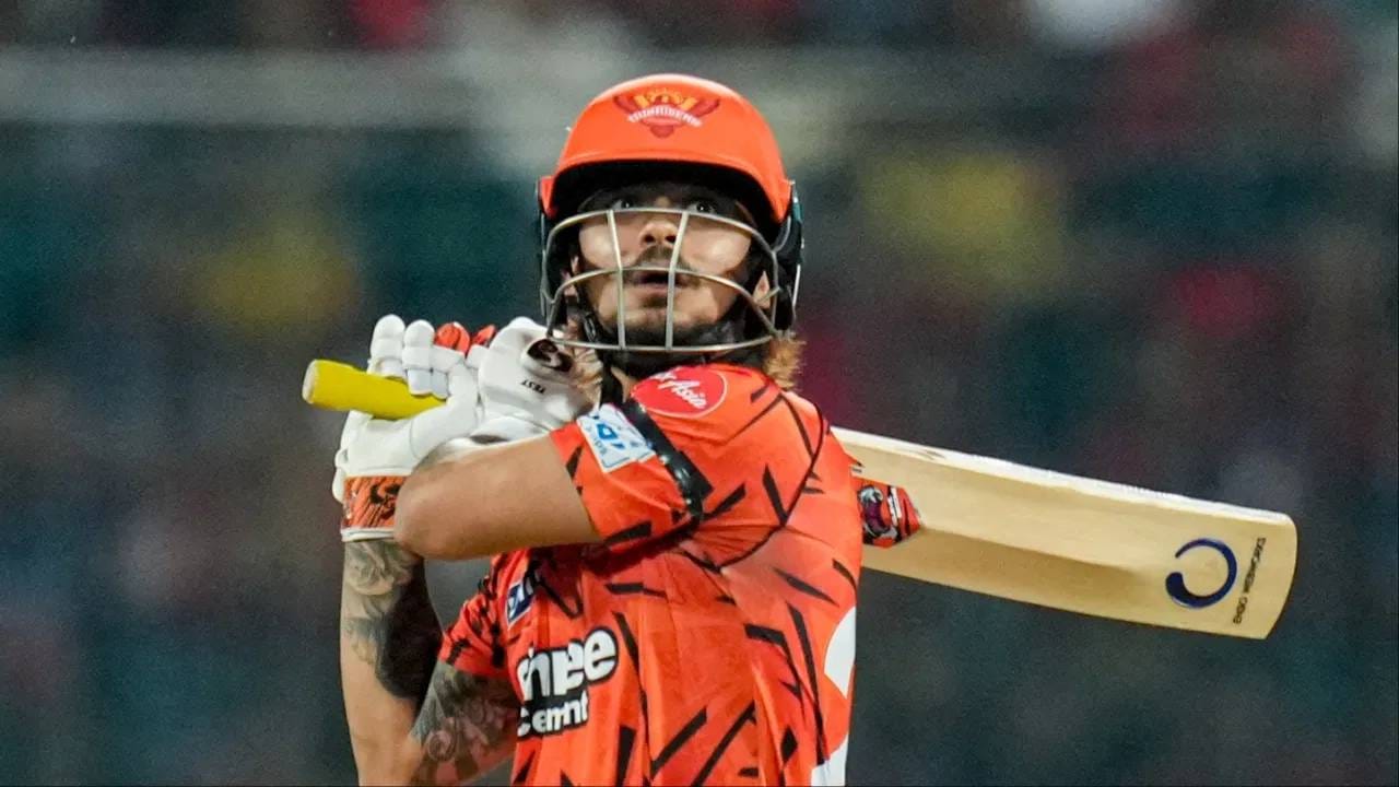 इशान किशन कमी चेंडूत 3000 धावा करणाऱ्या विकेटकीपर फलंदाजांच्या यादीत सामील झाला आहे. यापूर्वी ऋषभ पंत, महेंद्रसिंह धोनी आणि केएल राहुल होते. आता चौथा विकेटकीपर फलंदाज म्हणून इशान किशनची नोंद झाली आहे. (Photo- PTI)