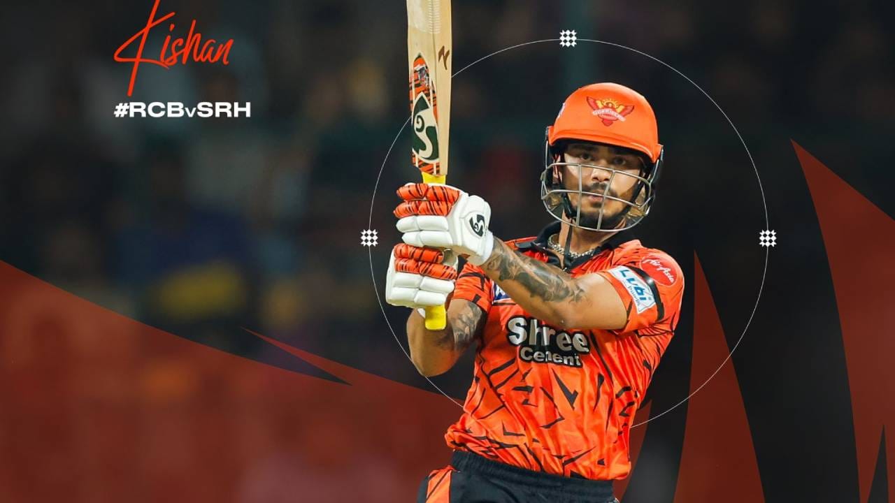 आयपीएल 2026 च्या सलामीच्या सामन्यात शानदार अर्धशतक झळकावले. 12 व्या षटकात आरसीबीचा फिरकी गोलंदाज सुयश शर्माच्या गोलंदाजीवर चौकार मारून किशनने अवघ्या 27  चेंडूंमध्ये आपले अर्धशतक पूर्ण केले. (Photo: SRH Twitter) 