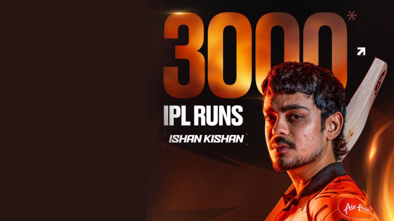 इशान किशनने अर्धशतक पूर्ण करताना आयपीएलमध्ये 3000 धावांचा टप्पाही गाठला आहे. अशी कामगिरी करणारा इशान किशन सहावा सर्वात भारतीय खेळाडू ठरला. धोनी आणि रैनाच्या पंगतीत स्थान मिळवलं आहे.  (Photo: SRH Twitter) 
