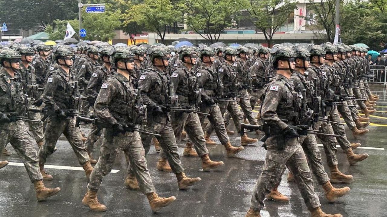 जगभरात अनेक देश आहेत जिथे सैन्य सेवा बंधनकारक आहे. अमेरिका हा जगातील शक्तिशाली देशांपैकी एक असला तरी, तेथे सैन्य सेवा अनिवार्य नाही. मात्र, इतर अनेक देशांमध्ये ही व्यवस्था अस्तित्वात आहे.