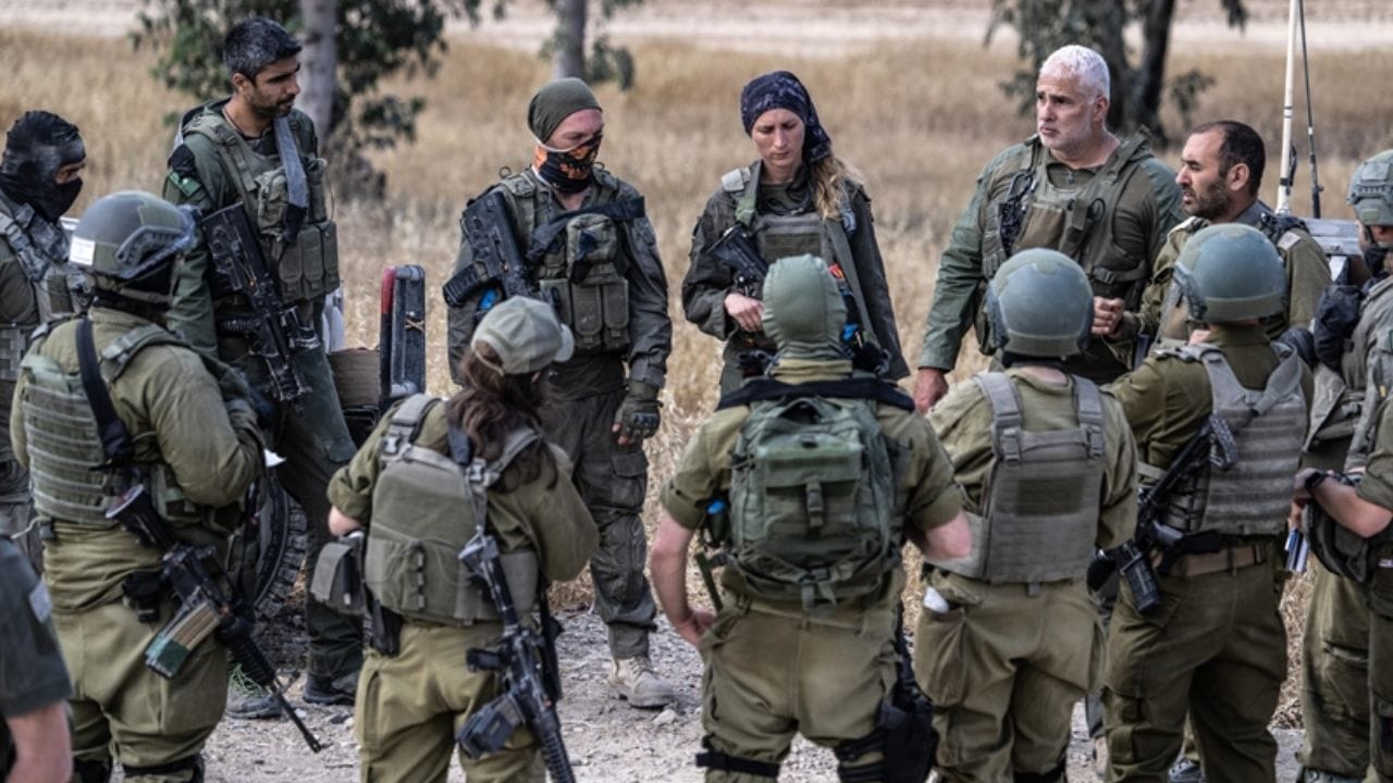 याशिवाय इस्रायलमध्ये पुरुष आणि महिला दोघांसाठीही सैन्य सेवा अनिवार्य आहे. स्वित्झर्लंडमध्ये पुरुषांसाठी सैन्य प्रशिक्षण आणि सेवा आवश्यक आहे.