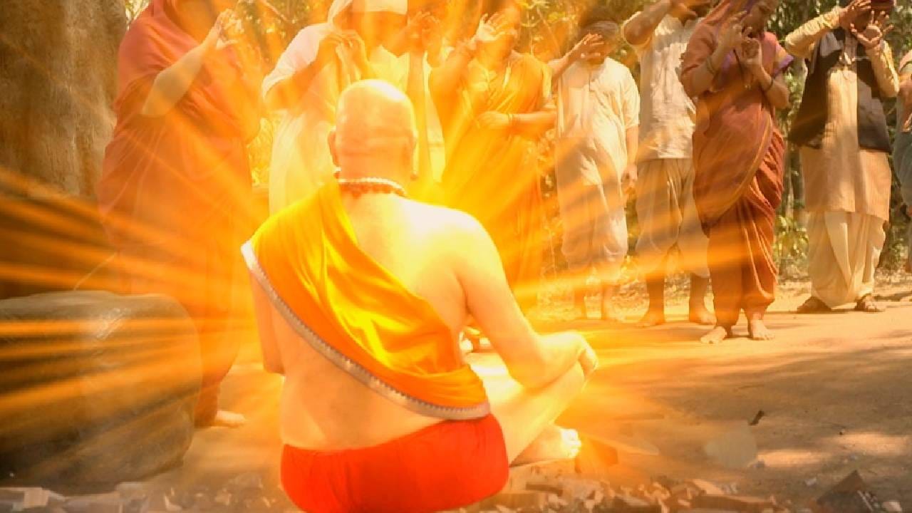 प्रकट दिन विशेष हा केवळ चमत्काराचा भाग नाही, तर अन्यायाविरुद्ध उभं राहण्याचा आणि सामूहिक शक्तीची जाणीव करून देणारा टप्पा आहे. एका अद्भुत शाकंबरी रूपात स्वामी प्रकट होणार, रणजीतच्या क्रौर्याला स्वामींनी दिलेली अनोखी शिक्षा, भक्तांच्या एकजुटीचं कौतुक आणि “आम्ही प्रत्यक्ष नसू, तरी आमची कृपा तुमच्या सोबत असेल” हा स्वामींचा संदेश मालिकेला नव्या दिशेने नेतो. हा विशेष भाग येत्या 20 मार्च रोजी संध्याकाळी 7.30 वाजता पहायला मिळणार आहे. 
