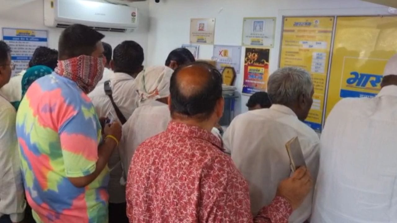 जळगाव : जळगावात बी.जे मार्केट येथील भारत गॅस एजन्सीच्या केंद्रावर नागरिकांची मोठी गर्दी झाली आहे. ऑनलाइन बुकिंग होत नाही तसेच बुकिंग करूनही सिलेंडर मिळत नसल्याची तक्रार नागरिकांनी केली आहे. महिनाभरापूर्वी बुकिंग केलेले देखील सिलेंडर मिळत नसल्याचा आरोप नागरिकांनी केला आहे.   