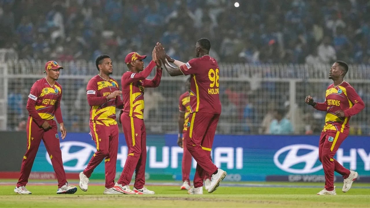 आता आयसीसी विंडीजला या पराभवांनतरही बक्षिस रक्कम देणार आहे. नियमांनुसार स्पर्धेत सहभागी होणाऱ्या संघाला आयसीसीकडून ठराविक बक्षिस रक्कम देण्यात येते. त्यानुसार विंडीजला किती रक्कम मिळणार? हे जाणून घेऊयात. (Photo Credit : PTI)