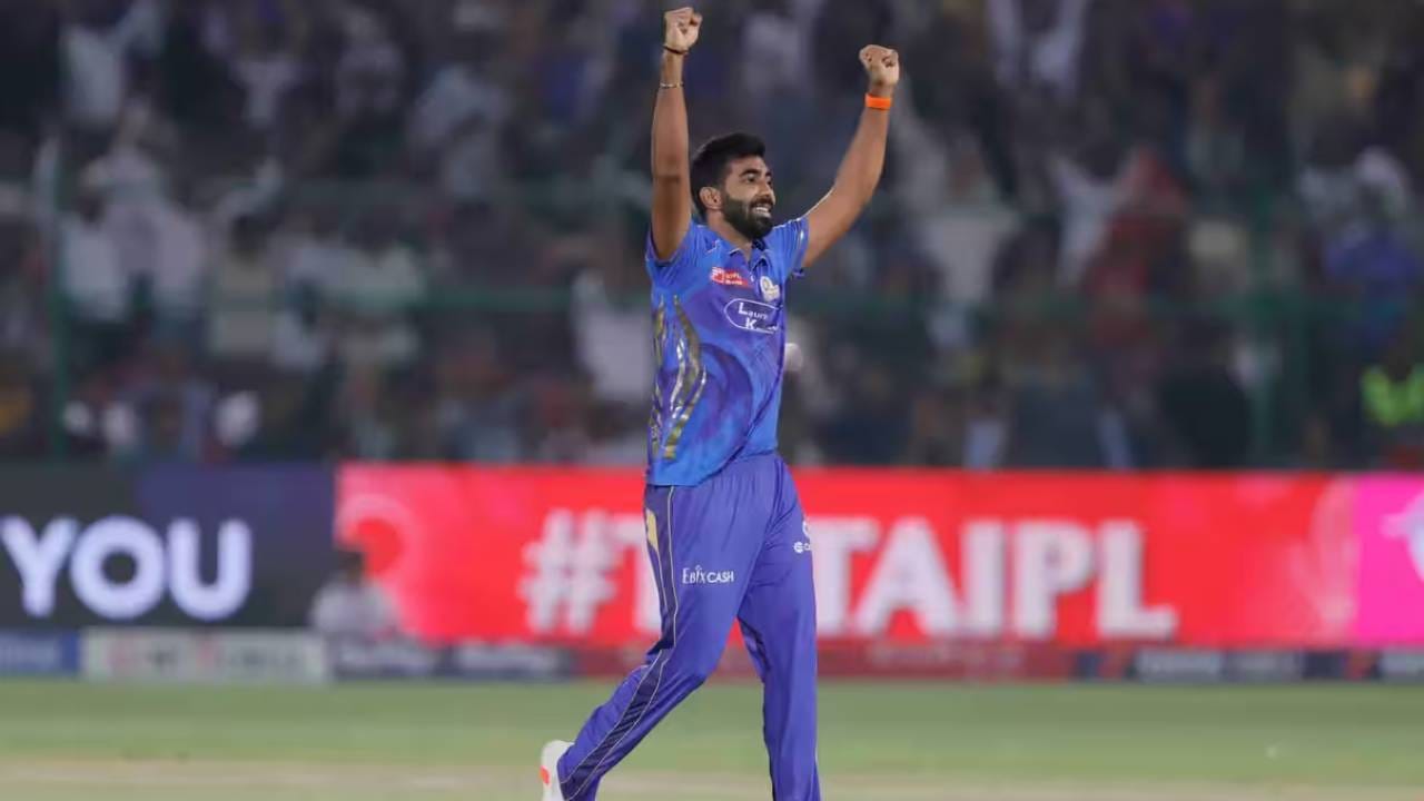 जसप्रीत बुमराहने 145 डावात 183 विकेट घेतल्या आहेत. जसप्रीत बुमराह हा मुंबई इंडियन्सचा सर्वात यशस्वी गोलंदाज आहे. पण त्याच्या नावावर नो बॉलचा नकोसा विक्रम आहे. (Photo- IPL/BCCI)