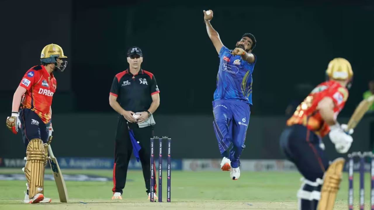 जसप्रीत बुमराहने 145 डावात गोलंदाज केली आणि 32 नो बॉल टाकले आहेत. या स्पर्धेतील सर्वाधिक नो बॉल आहेत. दुसऱ्या क्रमांकावर वेगवान गोलंदाज उमेश यादव असून त्याने 24 नो बॉल टाकले आहेत. तर तिसऱ्या क्रमांकावर इशांत शर्मा असून त्याने 23 नो बॉल टाकलेत. (Photo- IPL/BCCI)