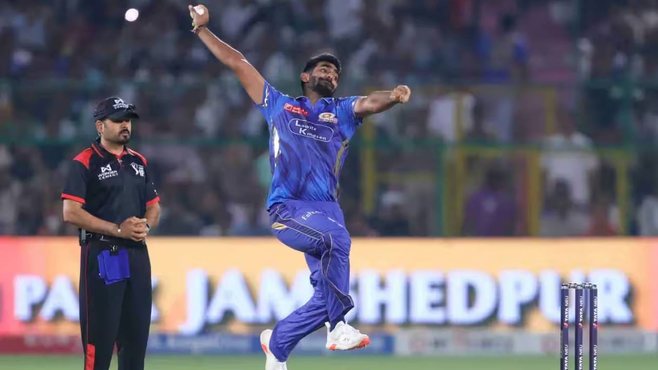 जसप्रीत बुमराह हा मुंबई इंडियन्सचा सर्वात प्रभावी गोलंदाज आहे. पण आयपीएलमधील एक नियम मोडण्यात आघाडीवर आहे. जसप्रीत बुमराह हा आयपीएलमध्ये सर्वाधिक नो बॉल टाकणारा गोलंदाज आहे. (Photo- IPL/BCCI)