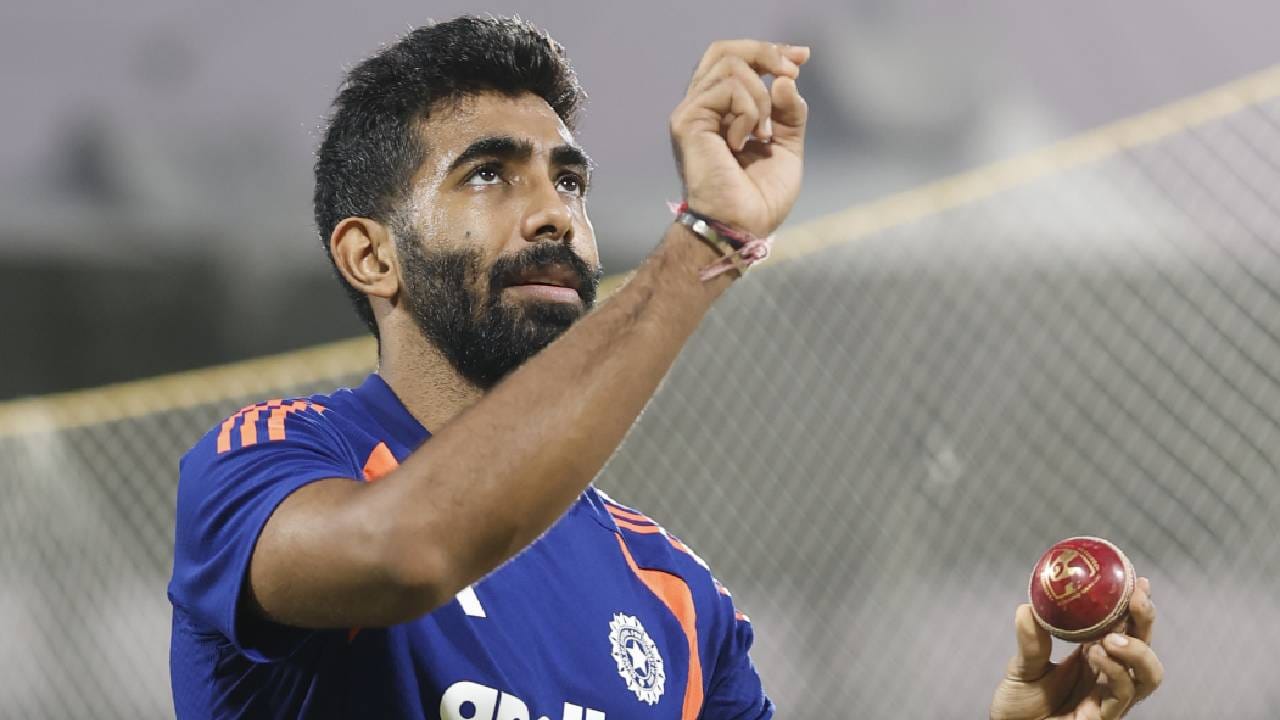 जसप्रीत बुमराहने तिन्ही फॉर्मेटमध्ये मिळून एकूण 499 विकेट घेतल्या आहे. त्याला आंतरराष्ट्रीय क्रिकेटमध्ये 500 विकेट पूर्ण करण्यासाठी फक्त एका विकेटची गरज आहे. आतापर्यंत आतंरराष्ट्रीय क्रिकेटमध्ये भारताच्या 7 गोलंदाजांना ही किमया साधता आली आहे.  (Photo- BCCI Twitter)