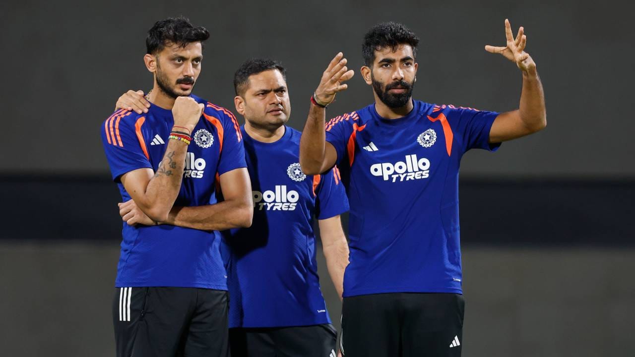 जसप्रीत बुमराहने 52 कसोटी सामन्यांच्या 99 डावात 234 विकेट, 89 वनडे सामन्यात 149 विकेट आणि 93 टी20 आंतरराष्ट्रीय सामन्यात 116 विकेट घेतल्या आहेत. आता उपांत्य फेरीत इंग्लंडविरुद्ध एक विकेट घेताच 500 विकेटचा टप्पा गाठणार आहे.  (Photo- BCCI Twitter)