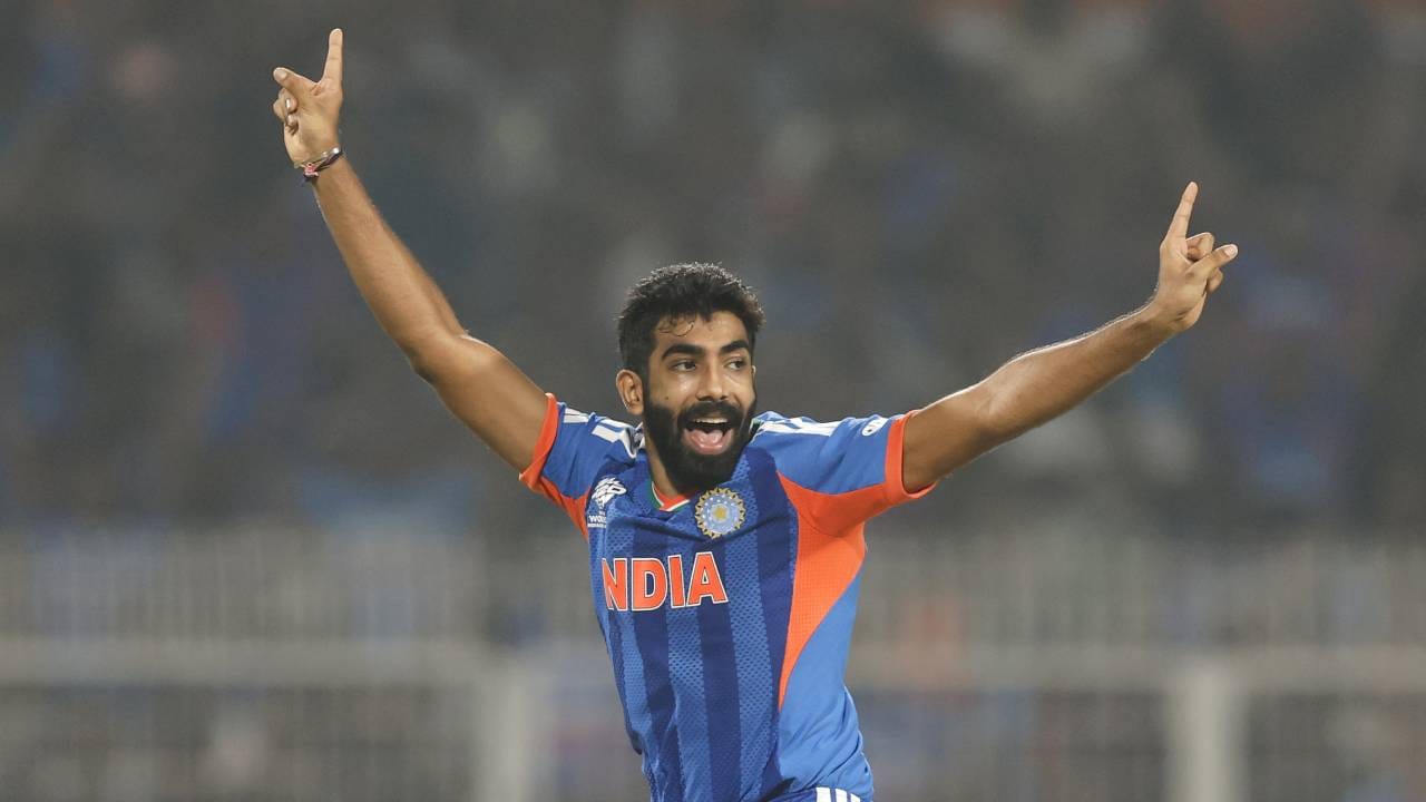 टी20 वर्ल्डकप 2026 स्पर्धेतील उपांत्य फेरीच्या लढतीत भारत आणि इंग्लंड हे दोन संघ आमनेसामने येणार आहेत. हा सामना मुंबईच्या वानखेडे स्टेडियममध्ये होणार आहे. या सामन्यात टीम इंडियाचा स्टार गोलंदाज जसप्रीत बुमराहकडे इतिहास रचण्याची संधी आहे. (Photo- BCCI Twitter)