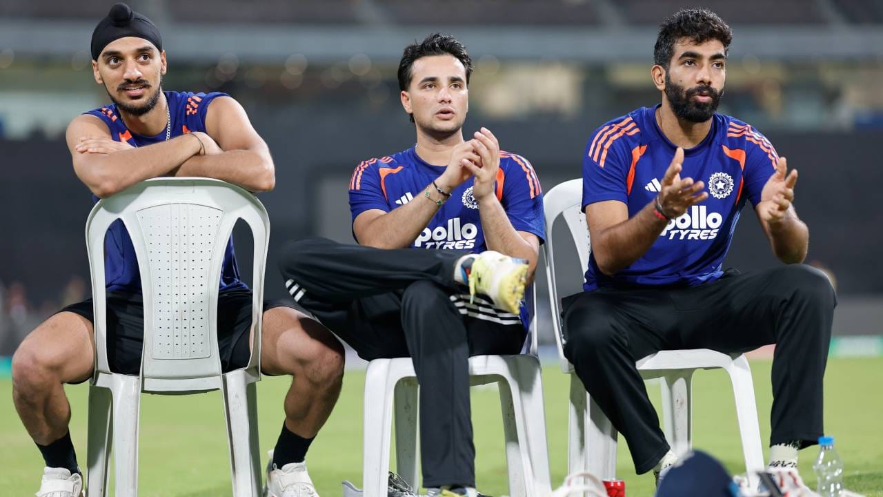 भारताकडून आंतरराष्ट्रीय क्रिकेटमध्ये अनिल कुंबळेने 956, रविचंद्रन अश्विनने 765, हरभजन सिंगने 717, कपिल देवने 687, रवींद्र जडेजाने 634, जहीर खानने 610 आणि जवागल श्रीनाथने 551 विकेट घेतल्या आहेत. आता जसप्रीत बुमराहने एक विकेट घेतली तर 500 विकेट घेणारा आठवा भारतीय गोलंदाज ठरेल.  (Photo- BCCI Twitter)