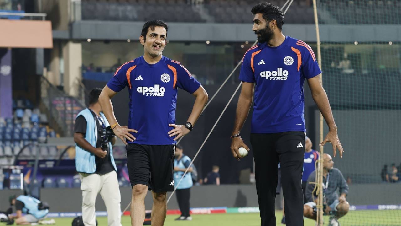 जसप्रीत बुमराह हा टीम इंडियाचा सर्वात विश्वासाचा गोलंदाज आहे. त्याने अनेक सामन्यात भारताला विजय मिळवून दिला आहे. त्याचा सामना करणं प्रतिस्पर्धी संघांना कठीण जातं. आता उपांत्य फेरीत तशाच कामगिरीची अपेक्षा क्रीडाप्रेमींना आहे.  (Photo- BCCI Twitter)