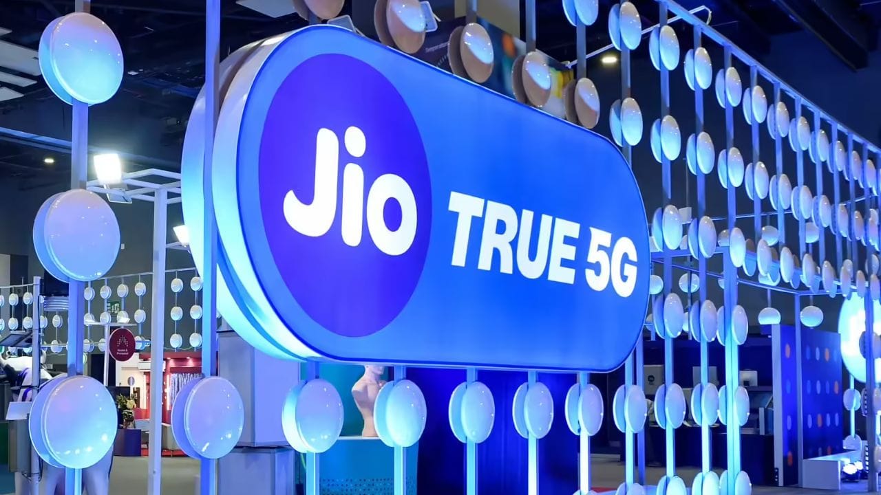 5G ऑफर: जे ग्राहक जिओच्या 'एलिजिबल 5G' कव्हरेजमध्ये आहेत, त्यांना या प्लॅनसोबत अनलिमिटेड 5G डेटा मोफत वापरता येईल. तसेच ग्राहकांना दररोज 100 मोफत एसएमएस देखील मिळतात.