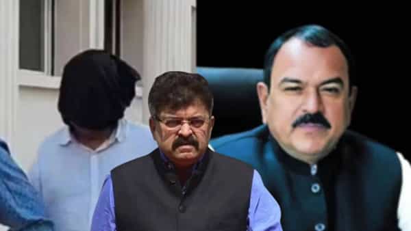 नाशिकचा स्वयंघोषित 'कॅप्टन' अशोक खरात हा भोंदूबाबा आता पोलिसांच्या तावडीत सापडल्यानंतर त्याच्या दैवी शक्तींच्या फसवणुकीचा पर्दाफाश होत आहे. दैवी शक्ती असल्याचा दावा करून लोकांना फसवणारा या भोंदूबाबाने आता एसआयटी (SIT) पुढे गुडघे टेकलेले दिसत आहे. रविवारी त्याची तब्बल ७ तास कसून चौकशी करण्यात आली. यावेळी मोठमोठ्या बढाया मारणारा खरात एक-दोनदा क्षीण आवाजात "नाशिक जिल्हा, कायद्याचा बालेकिल्ला" असं कसेबसे म्हणताना दिसला. बोलायची ताकदही नसल्याचं त्याने सांगितलं. त्याचा हा व्हिडीओ सोशल मीडियावर व्हायरल झाला. आता प्रकरणावर राजकीय वर्तुळात देखील चर्चा पाहायला मिळते.