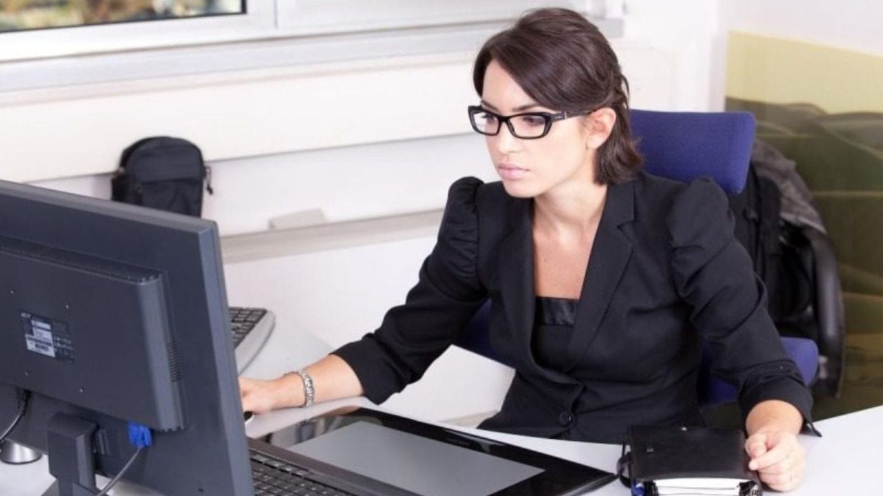 व्हाईट कॉलर जॉब : हे सामान्यतः उच्च पगार असलेले व्यावसायिक किंवा प्रशासकीय नोकरी करणारे लोक असतात. जे कष्टाचे काम करण्याऐवजी ऑफिसमध्ये बसून मॅनेजमेंट, तंत्रज्ञान किंवा प्रशासनाशी संबंधित कामे करतात.