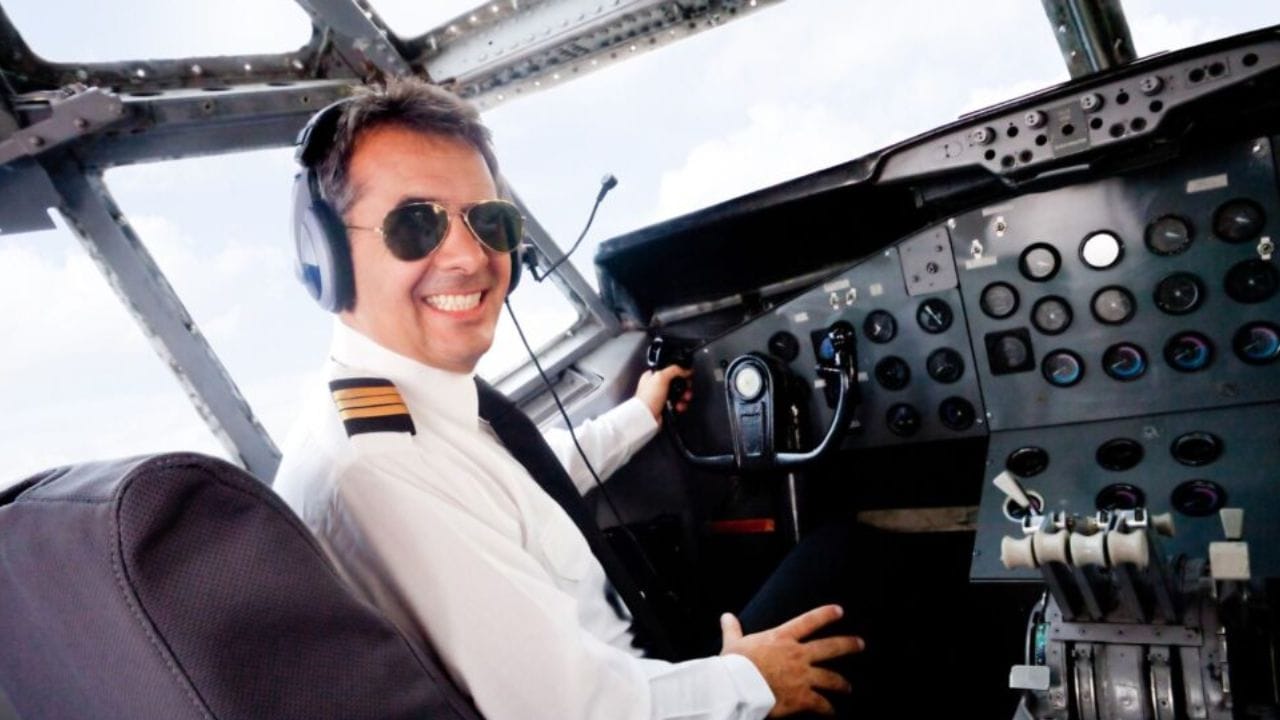 ग्रे कॉलर जॉब : या श्रेणीमध्ये अशा नोकऱ्या येतात ज्यांना पूर्णपणे 'व्हाईट' किंवा 'ब्लू' कॉलरमध्ये विभागता येत नाही. उदाहरणार्थ, आयटी प्रोफेशनल, तंत्रज्ञ किंवा विमानचालक (पायलट), ज्यांना शारीरिक मेहनतीसोबतच तांत्रिक ज्ञानाचीही गरज असते. 