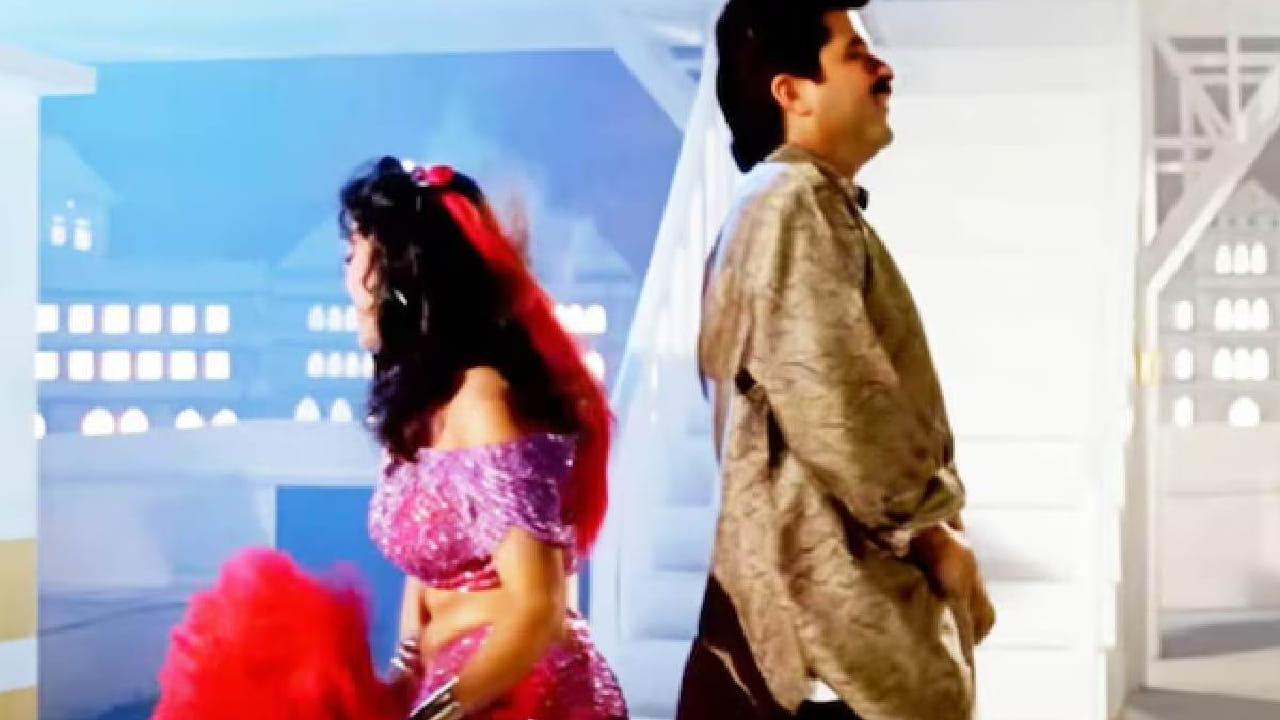 ‘ये मालगाडी तू धक्का लगा, धक्का लगा रे धक्का लगा’ या ओळींमुळे हे गाणं विशेष चर्चेत आलं. गाण्यातील नृत्य, हावभाव आणि सादरीकरण यामुळे त्या काळात अनेकांनी त्यावर टीका केली. या गाण्याच्या बोलांमध्ये डबल मीनिंग असल्याचा आरोप अनेकांनी केला होता. अनेकांनी हे गाणं अश्लील असल्याचे म्हटले. 