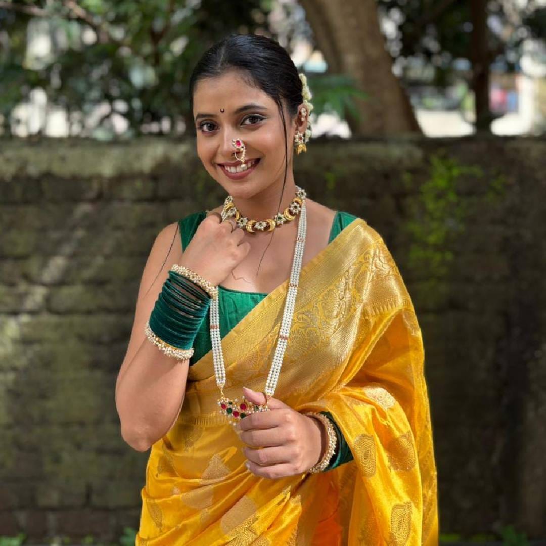 "सर्वांना माझ्याकडून नववर्षाच्या हार्दिक शुभेच्छा. यावर्षीपासून आम्ही घरी गुढी उभारणार आहोत. मी दरवर्षी गिरगावच्या शोभायात्रेत जाते आणि मला ती खूप आवडते, कारण तिथे आपली माणसं एकत्र आली आहेत असे वाटते.  गुढी पाडवा म्हटलं की गोड जेवण असायलाच पाहिजे, गुळपोळी, श्रीखंड-पूरी, बटाट्याची भाजी, वरण-भात, भाजी, कोशिंबीर, पापड, लोणचं असा एक छान बेत असतो. दरवर्षी मी देवळात जाऊन बाप्पाचा आशीर्वादही घेते", असं सनई चौघडे मालिकेत आसावरीची भूमिका साकारणारी अभिनेत्री जुई गोगरीने सांगितलं. 
