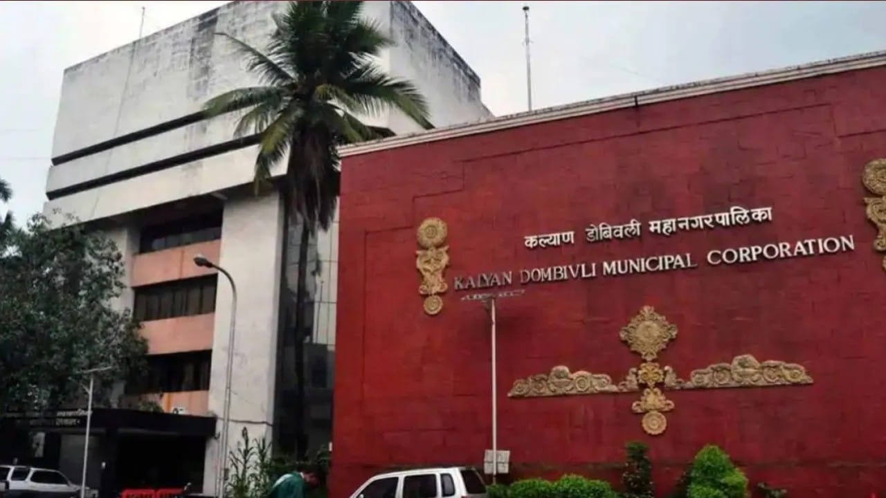 केडीएमसीच्या तिजोरीची चावी कोणाकडे? एकनाथ शिंदे करणार मोठी खेळी, लाडक्या बहिणीला मिळणार प्राधान्य केडीएमसीच्या तिजोरीची चावी कोणाकडे? एकनाथ शिंदे करणार मोठी खेळी, लाडक्या बहिणीला मिळणार प्राधान्य