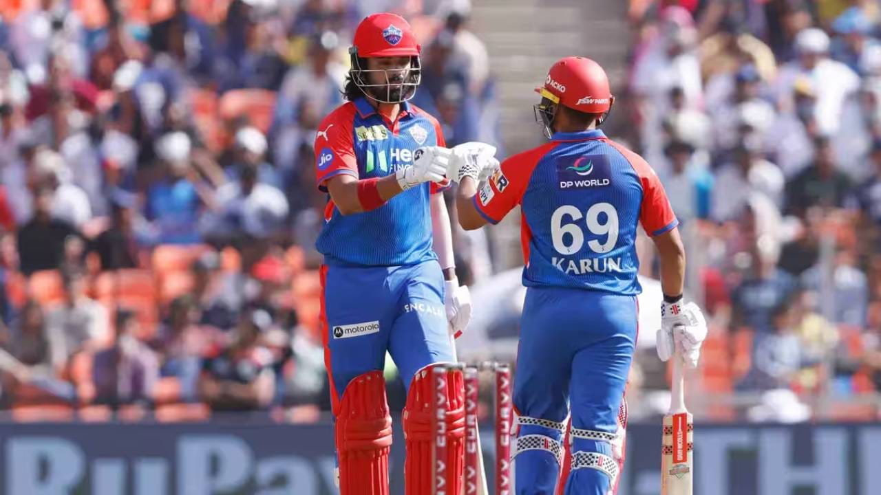 आयपीएल 2025 स्पर्धेतील चुकांमधून धडा घेत दिल्ली कॅपिटल्सने एक महत्त्वाचा बदल केला आहे. दिल्ली कॅपिटल्सने केएल राहुलला या स्पर्धेत सलामीवीर म्हणून उतरवण्याचा निर्णय घेतला आहे. म्हणजेच या पर्वात केएल राहुल ओपनिंग करणार आहे.  (Photo- BCCI/IPL)