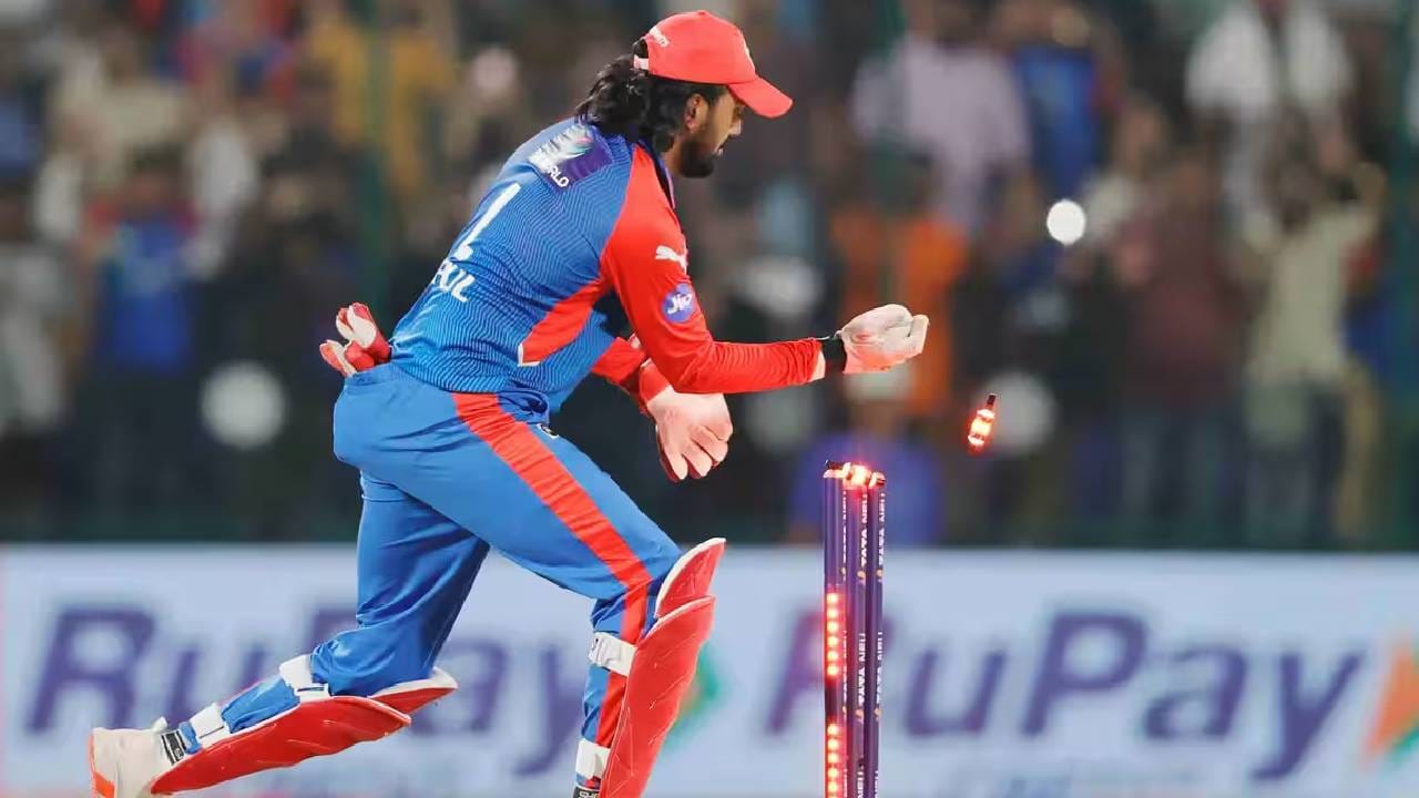 केएल राहुल दिल्ली कॅपिटल्स संघासाठी ओपनर म्हणूनच नाही तर विकेटकीपर म्हणून भूमिका बजावणार आहे. अक्षर पटेलच्या नेतृत्वात दिल्ली कॅपिटल्सने या दोन निर्णयांवर शिक्कामोर्तब केलं आहे. मागच्या पर्वातील सुरूवातीच्या 11 सामन्यात केएल राहुल मधल्या फळीत खेळला होता.  (Photo- BCCI/IPL)