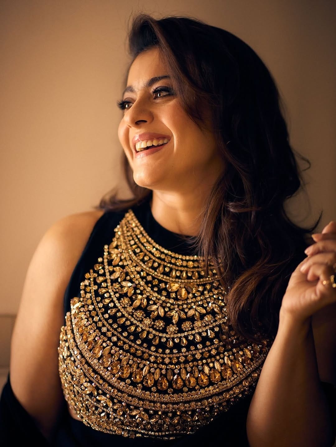 काजोल हिला आज कोणत्याच ओळखीची गरज नाही. आजही काजोल हिच्या चाहत्यांची संख्या जगभरात फार मोठी आहे. आजही काजोल हिची एक झलक पाहण्यासाठी चाहते उत्सुक असातात. काजोल हिला अनेक ठिकाणी स्पॉट देखील केलं जातं.