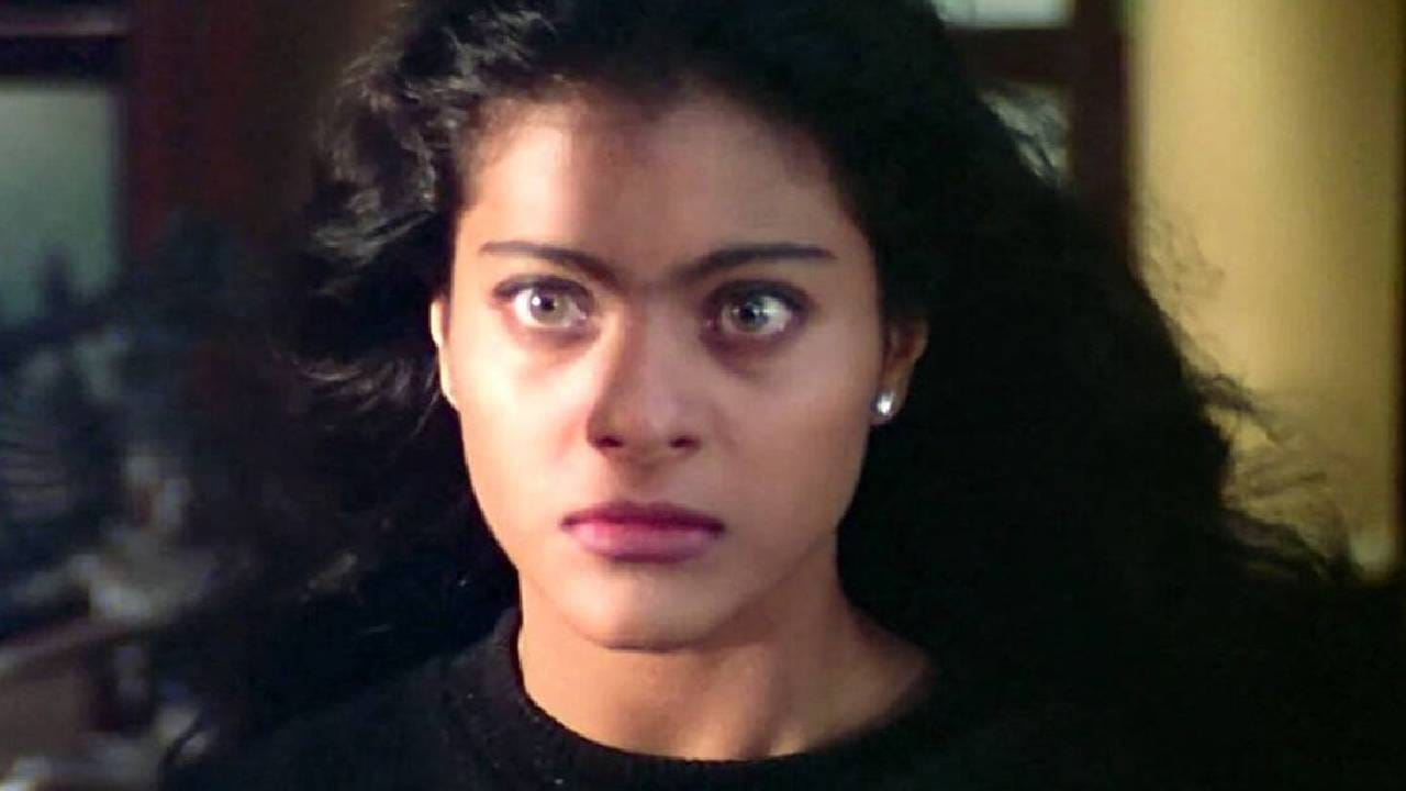 काजोल - आपल्या जवळपास 30 वर्षांच्या करिअरमध्ये काजोलने अनेक दर्जेदार चित्रपटांमध्ये काम केले आहे. पण निगेटीव्ह भूमिकेत तिने आणखनीच कमाल केली. त्याचं उदाहरण म्हणजे 1997 साली आलेला 'गुप्त: द हिडन ट्रुथ', हा तिचा चित्रपट.  यात तिने ईशा नावाच्या एका सायको लव्हरची भूमिका साकारली होती. साहिलबद्दल असलेली तिची संरक्षक देहबोली आणि तो फक्त आपलाच आहे हा तिचा आग्रह, यामुळे तिची भूमिका अजून उठावदार झाली. पिक्चरच्या शेवटी आलेला ट्विस्ट अनेकांसाठी धक्कादायक होता. 