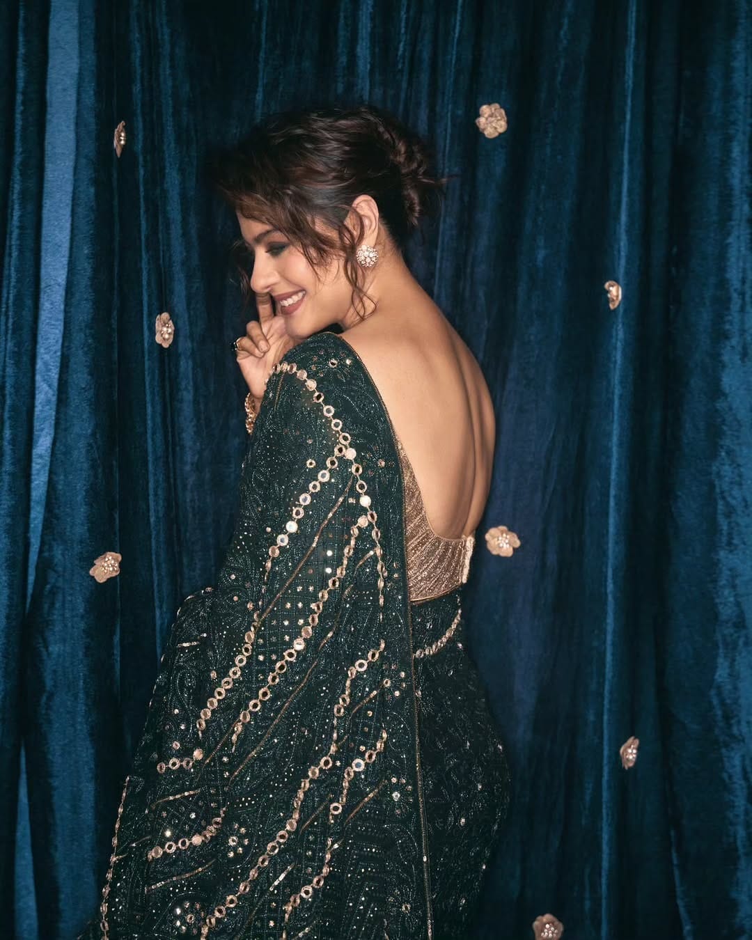 काजोल आता बॉलिवूडमध्ये सक्रिय नसली तरी, सोशल मीडियावर कायम सक्रिय असते. सोशल मीडियावर तिच्या चाहत्यांची संख्या देखील फार मोठी आहे. चाहत्यांच्या संपर्कात राहण्यासाठी अभिनेत्री कायम स्वतःचे फोटो आणि व्हिडीओ सोशल मीडियावर पोस्ट करत असते. 