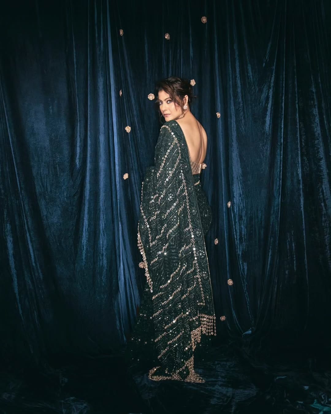 अभिनेत्री काजोल हिच्याबद्दल आज काहीही वेगळं सांगण्याची गरज नाही. अनेक सिनेमात दमदार भूमिका साकारत अभिनेत्रीने चाहत्यांच्या मनावर राज्य केलं. आज अभिनेत्री मोठ्या पडद्यापासून दूर आपलं आयुष्य आनंदाने जगत आहे. 